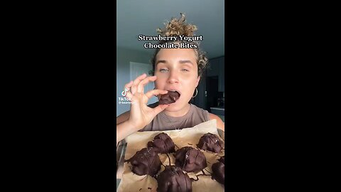 STRAWBERRY YOGHURT CHOCOLATE BITES