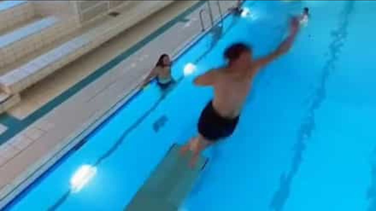 Ce jeune homme fait un plongeon impressionnant en sautant de deux plongeoirs!