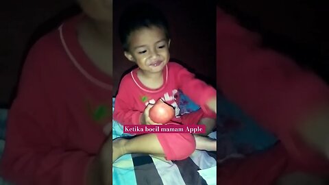 ketika bocil makan aple. #anaklucu
