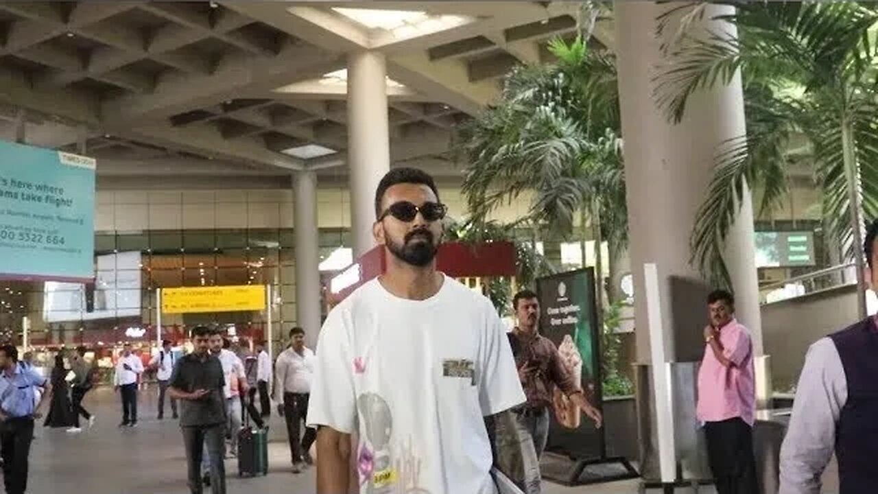 KL Rahul के चेहरे पर दिखी Australia से हार की मायूसी, Airport पर आए नजर 😜 IND vs AUS 3rd ODI