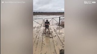 Cet homme s'amuse à skier pieds nus dans la boue