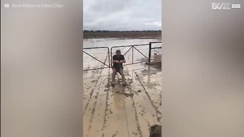 Cet homme s'amuse à skier pieds nus dans la boue