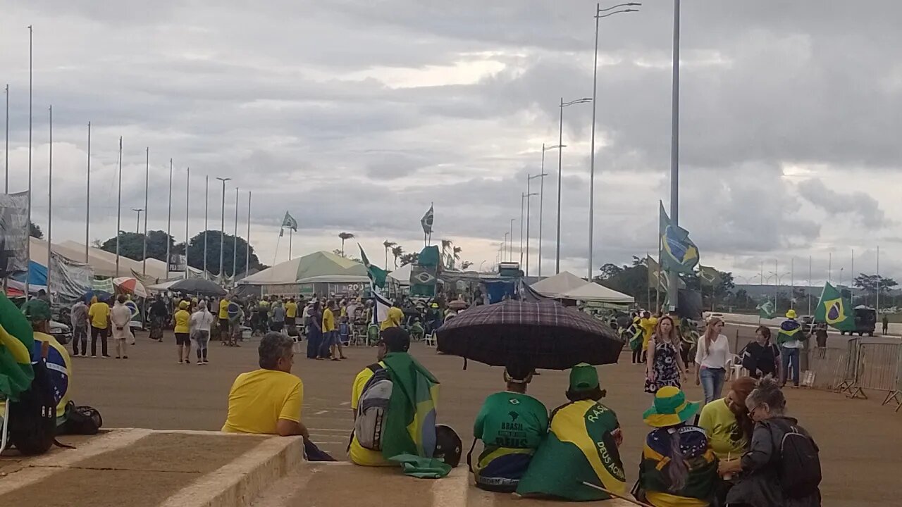 6.QG DO EXÉRCITO EM BRASÍLIA, MANIFESTANTE CANTAM 28.12.22