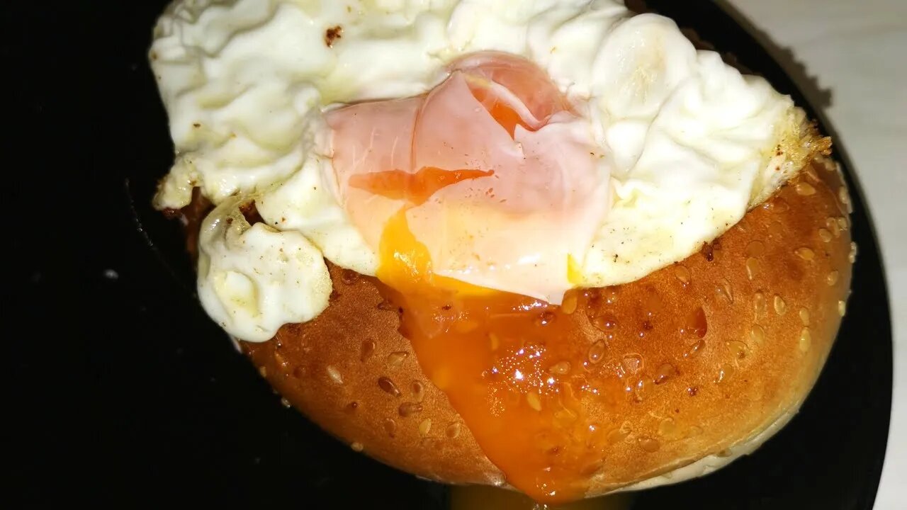 How to Make Sunny Side-Up Fried Eggs in LESS Than 2 Minutes | Granny's Kitchen Recipes