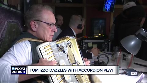 Tom Izzo hosts annual holiday accordion sing-along