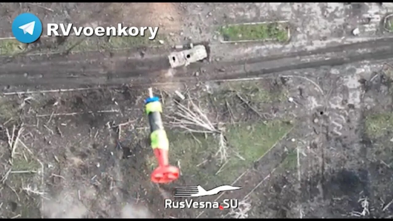 Ukraine war: Very accurate grenade drop into Ukrainian armored vehicle