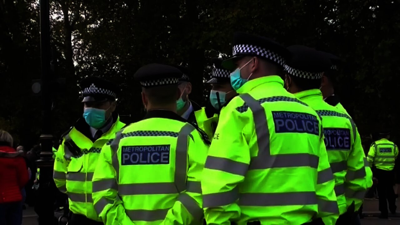 POLICE ARE THE ONLY ONES IN HYDE PARK WEARING FACE MASK #METPOLICE