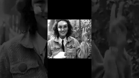 Uma jovem holandesa, ferida no bombardeio preliminar ou combate em Nijmegen. Operação Market Garden.