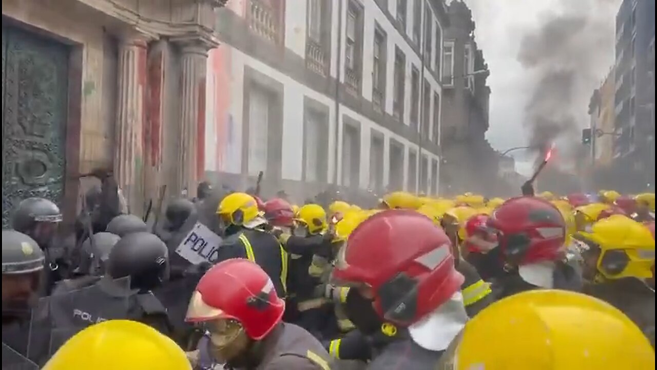 SPAIN – Clashes between police and firefighters broke out in the city of Ourense.