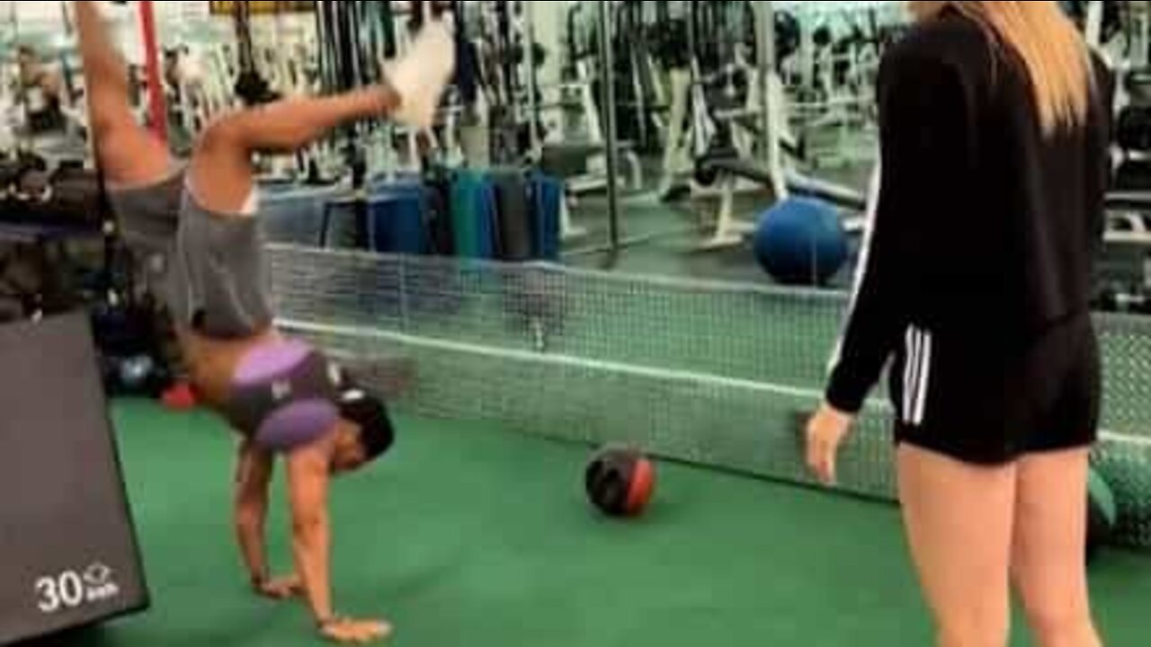 Man turns gym fail into amazing handstand