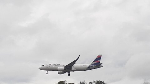 Airbus A320 PR-TYD en approche finale avant d'atterrir à Manaus depuis Brasilia