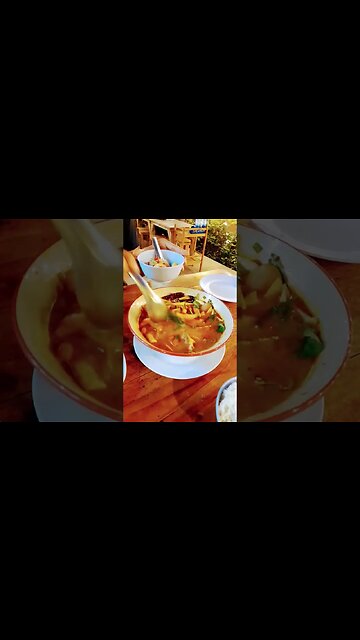 ต้มยำรังไข่ คะน้าหมูกรอบ | Ovary #Tom #Yum Soup with Chinese Kale and Crispy ฿Pork Belly