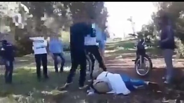 فيديو جديد لوحش آخر كيتكرفص على تلميذة بالركيل والضرب مخلاش فيها