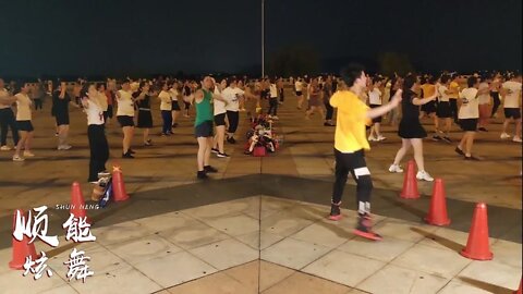 最近特别火的步子舞《花桥流水》，简单动感32步，很适合初学者【順能炫舞團】