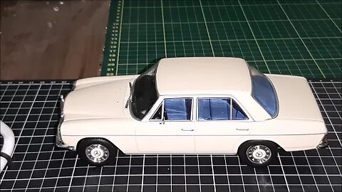 Model car unboxing: Mercedes 200D 1968 - 1:24 - Coches Inolvidables - España