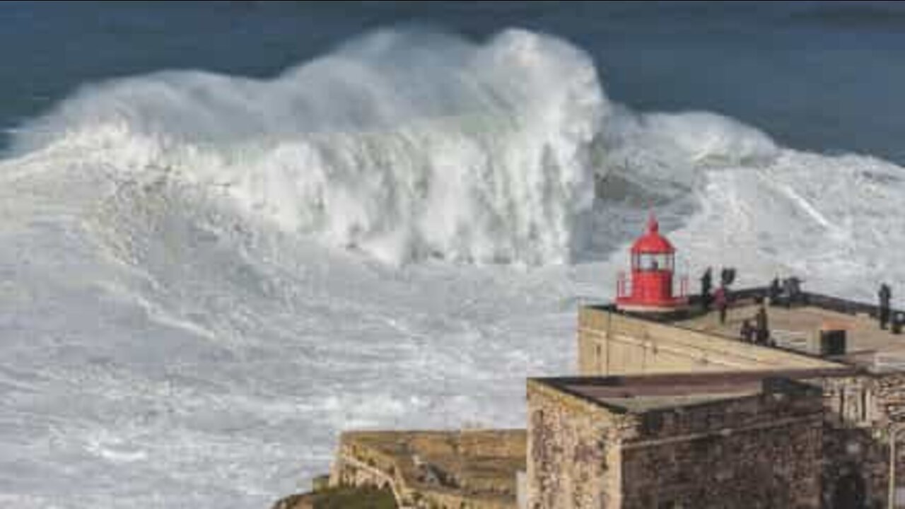 Surfista é engolido por duas ondas gigantes na Nazaré