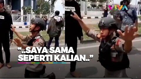 Polisi Berlutut di Depan Warga Rempang: Saya Sama Seperti Kalian