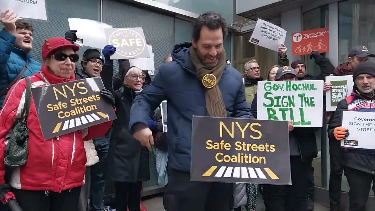 The NYS Safe Streets Coalition Rally 12/15/22 outside @GovKathyHochul nyc office hosted@OpenPlans