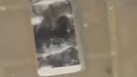 Jewish Girl Destroys Her Smartphone In Order To Find A Good Shidduch