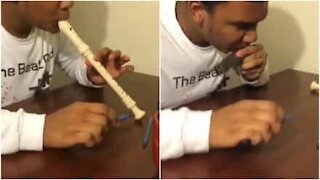 Cet homme fait bien plus qu'écrire avec son stylo