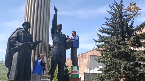 A monument to Soviet soldiers destroyed by Ukrainian nationalists is being restored in Mariupol