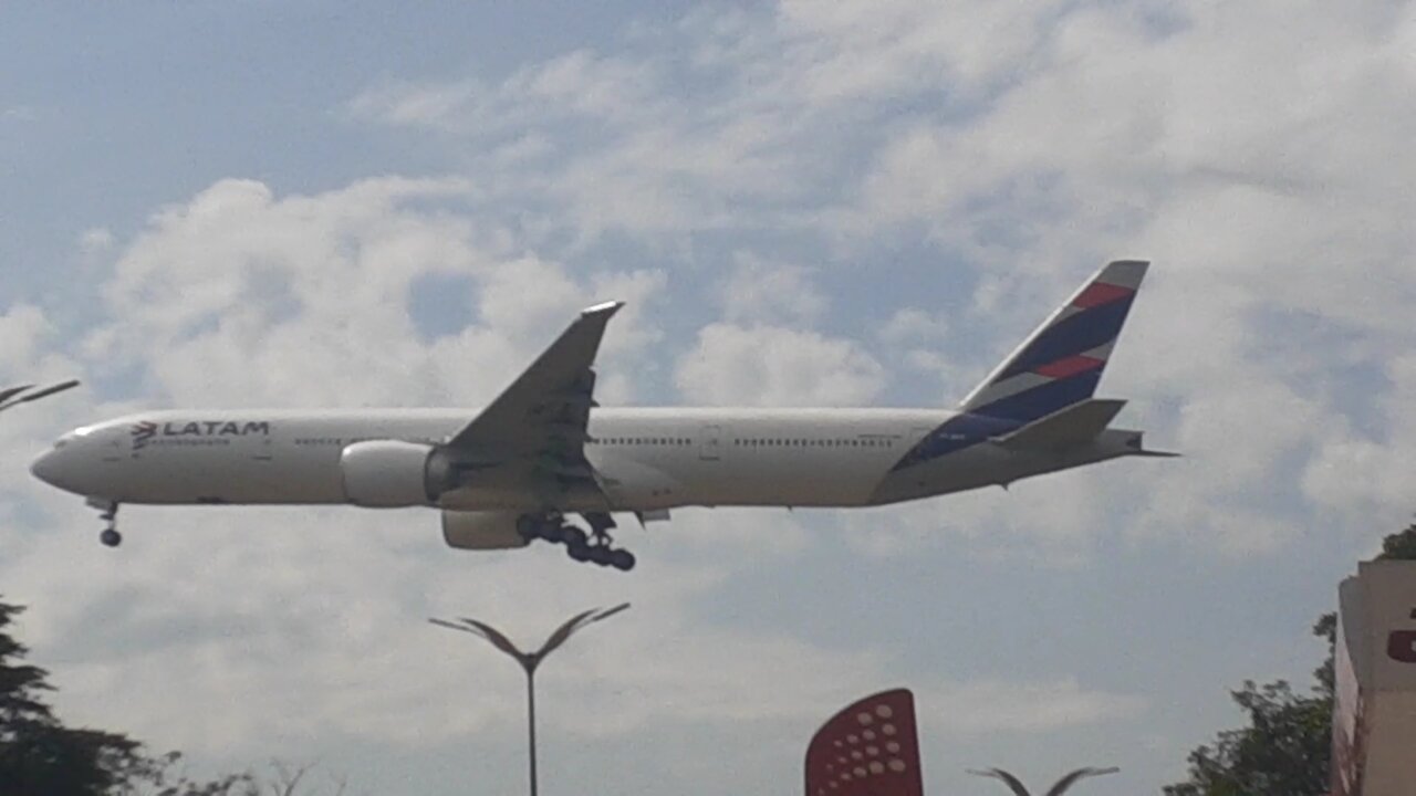 Boeing 777-300ER PT-MUE en approche finale avqant d'atterrir à Manaus depuis Guarulhos