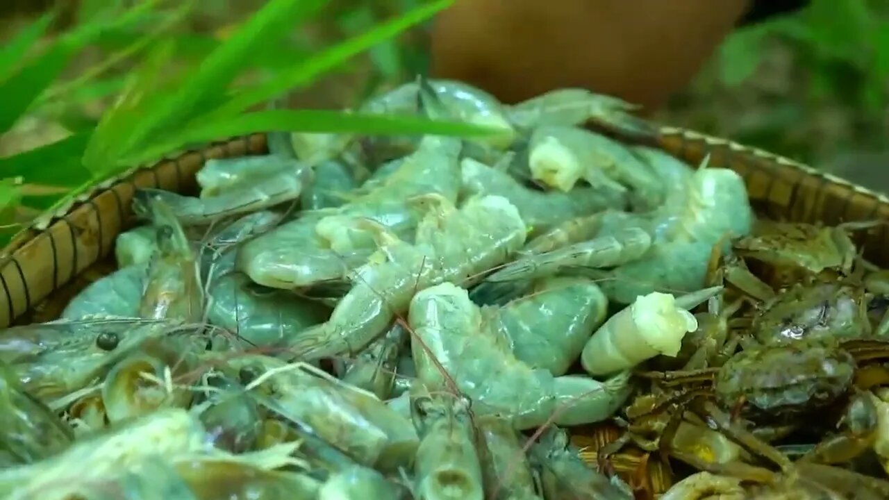 Survival Cooking Skill-Deep Fry Shrimp And Crab Seafood Eating With Hot Chili Sauce So Delicious-8