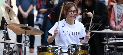 Amazing girl playing drums. (Its my life- Bon Jovi) Luo Xiaobai