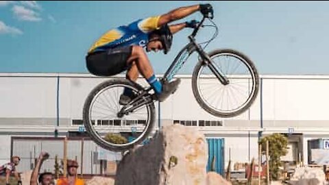 Ce pro du VTT trial va vous en boucher un coin