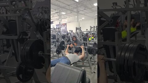 Crazy 🤪 old man Benching 405lbs Raw