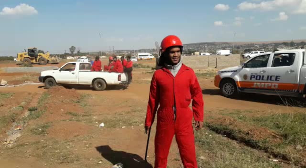 SOUTH AFRICA - Johannesburg - Land grabs in Lenesia (videos) (8po)