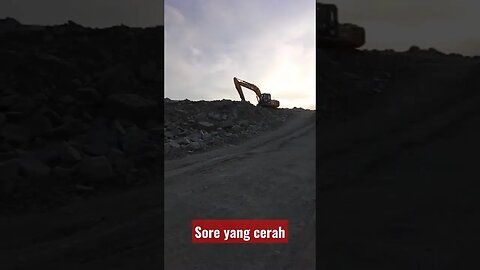 Sore yang cerah #shorts #alatberat #excavator #heavyequipment #tambang