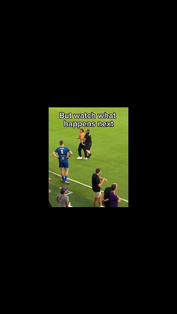 Khaby Lame ajudando um cara a conseguir que sua camisa fosse autografada pelo Ronaldinho