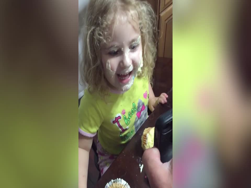 Girl's Reaction to Messy Face will make you LOL!
