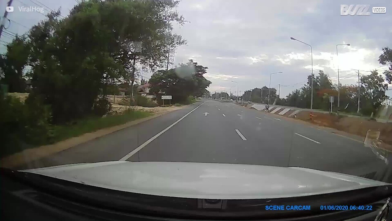 Descuido de motorista e motociclista quase acaba em um grave acidente