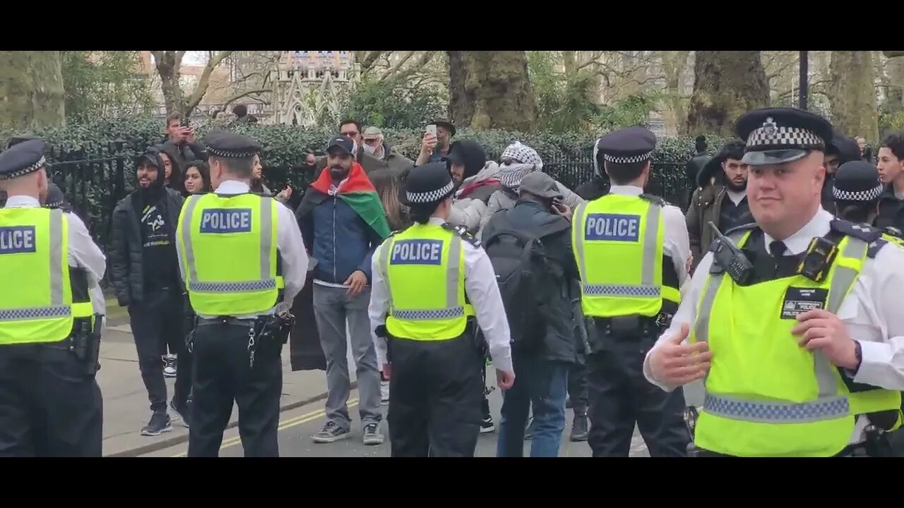 Police keep palistian protesters back #horseguardsparade