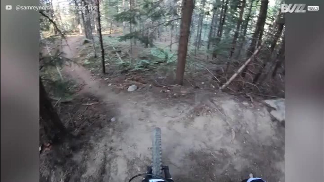 En VTT, il saute par-dessus un trou de 12 m!