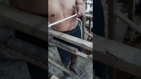 Proses awal pemintalan benang Lusi bermotif #homemade #diy #atbm #powerloom #shorts