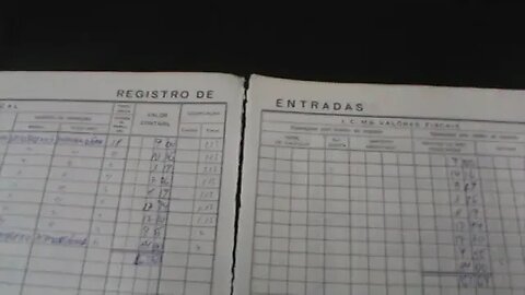 DIA-13/05/2022-11hs- ESCRITORIO -LIVROS DOCUMENTOS GUARDADOS POR VARIOS ANOS - LIMPEZA-LIXO