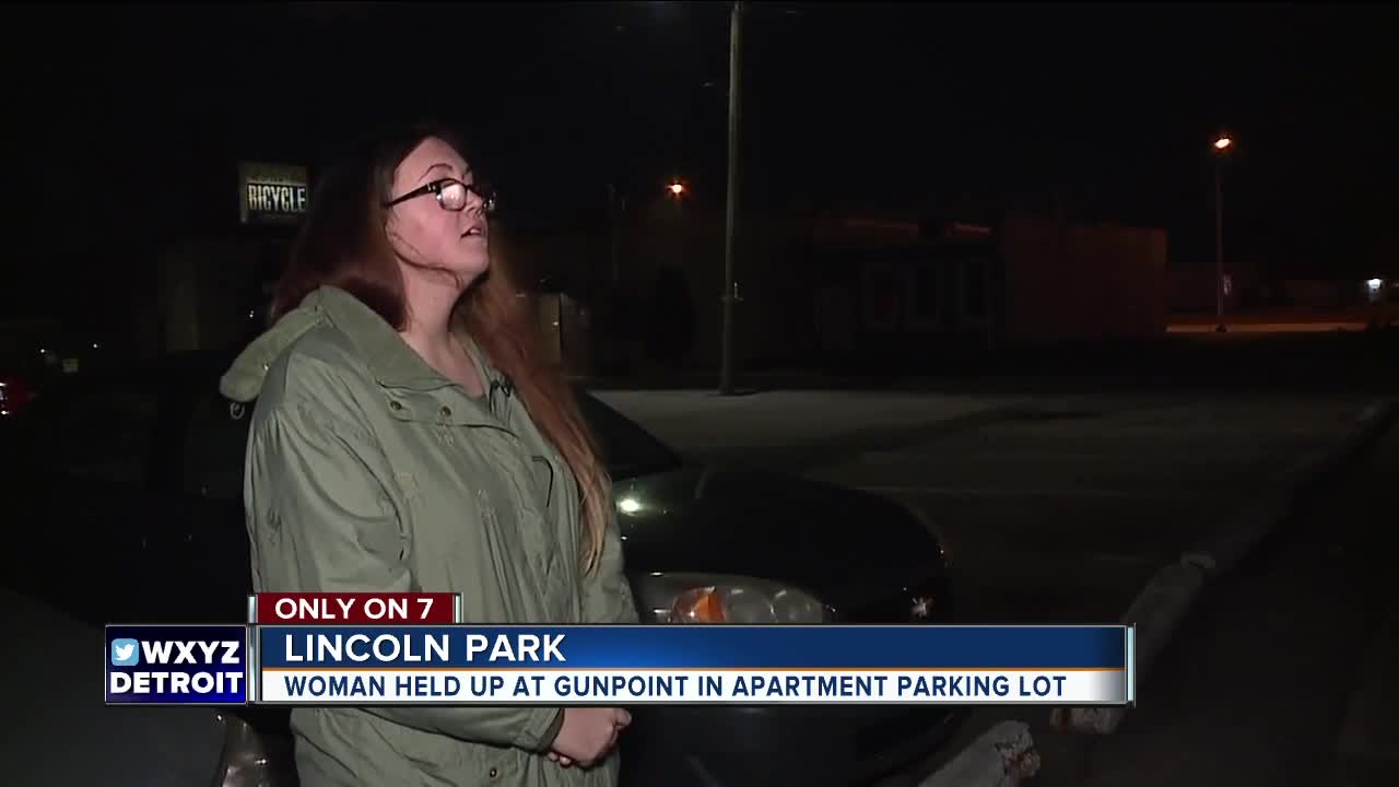 Woman held at gunpoint in Lincoln Park apartment parking lot