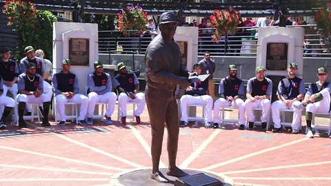 Frank Robinson statue unveiled at Progressive Field