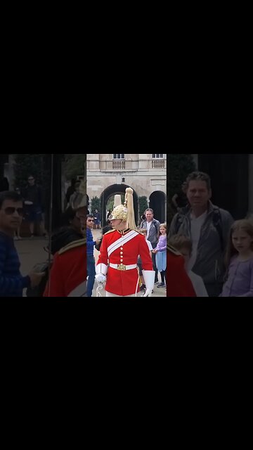 He keeps a watchful eye (watch the tourist) #horseguardsparade