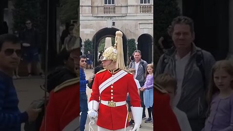 He keeps a watchful eye (watch the tourist) #horseguardsparade