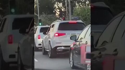 прыгающая подвеска нового мерседеса, предотвращающая застревание в песке