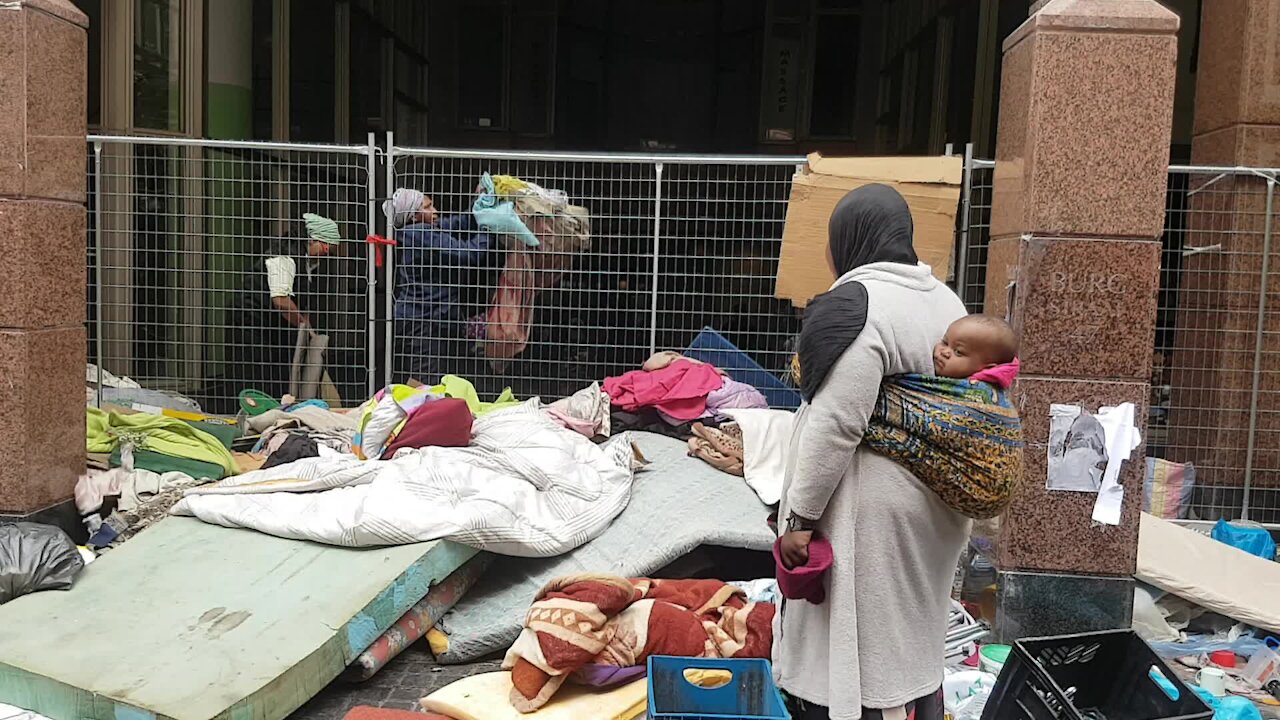 SOUTH AFRICA - Cape Town - Refugees violently removed from Cape Town CBD (Video) (eDo)