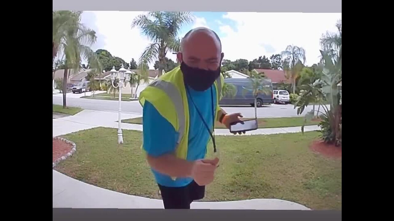 WEB EXTRA: Singing Amazon driver spreads holiday joy in Palm Beach County (14 seconds)