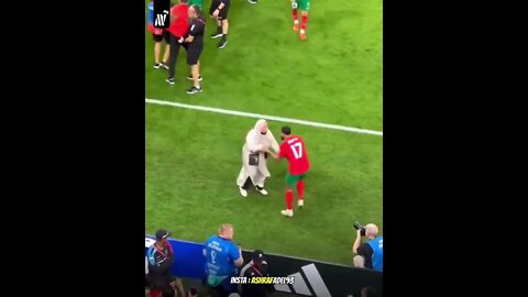 فوز منتخب المغرب و التأهل لنصف النهائى . شاهد فرحة أم أحد الاعبين بالفوز ⚽ الف مبروك