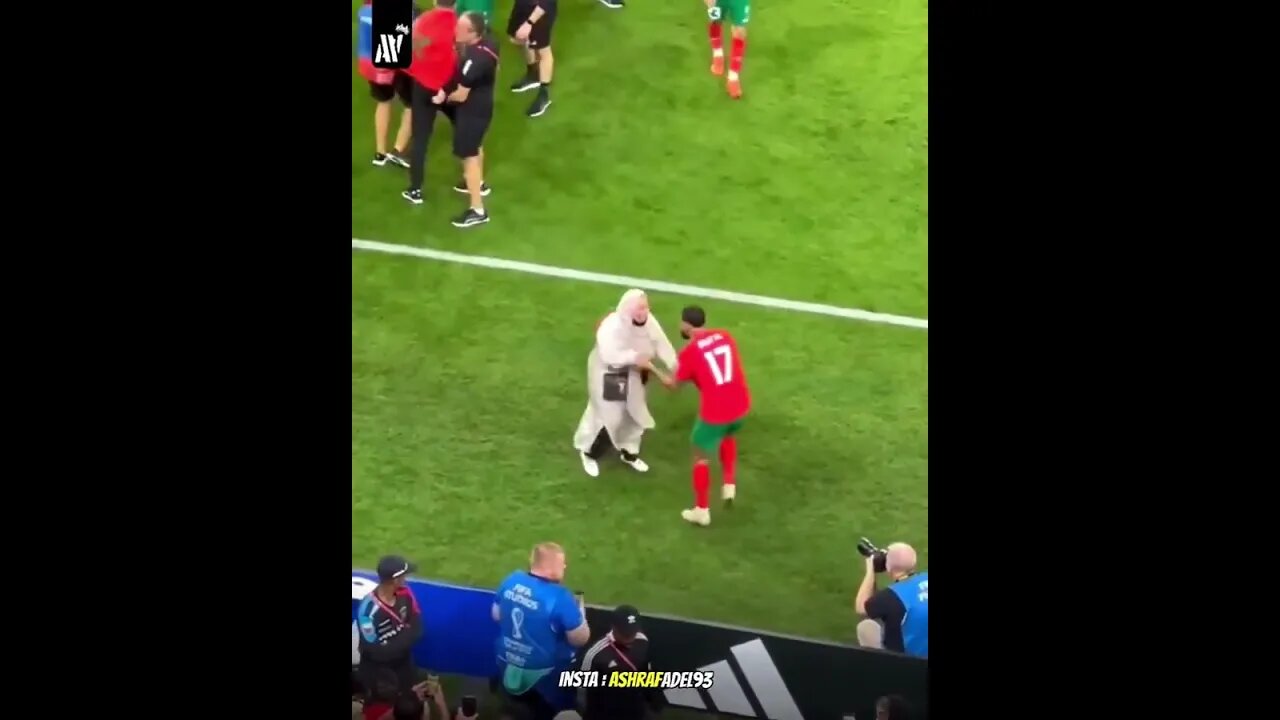 فوز منتخب المغرب و التأهل لنصف النهائى . شاهد فرحة أم أحد الاعبين بالفوز ⚽ الف مبروك