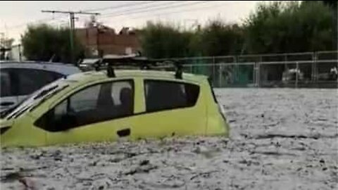 Tempestade de granizo causa alagamento no México