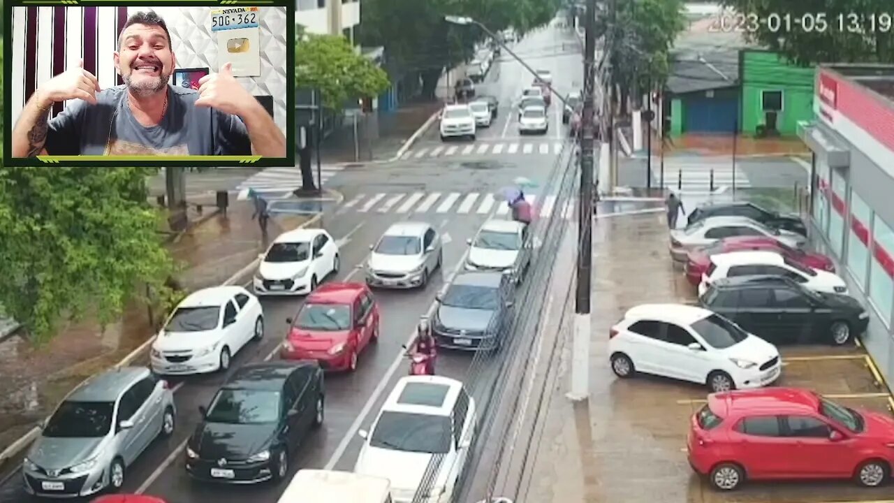 LADRÃO ROUBA MOTO NA CARA DURA EM PLENO CENTRO MOVIMENTADO